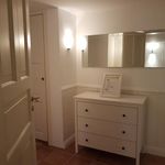 badrum med klinkergolv och spegel
