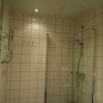 badrum med klinkergolv och dusch