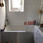 badrum med kombinerat bad / dusch, sminkbord, och handfat