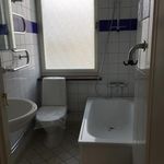 badrum med klinkergolv, bad, handfat, och toalett