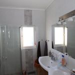 badrum med naturligt ljus, spegel, dusch, sminkbord, handfat, och duschdörr