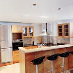 kök med rostfritt stå, köksbar, klinkergolv, köksfläkt, elektrisk spishäll, kylskåp, ugn, bruna skåp, lätta bänkskivor, och lätt golv