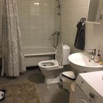 badrum med klinkergolv, bricka / torktumlare, spegel, duschridå, kombinerat bad / dusch, toalett, och sminkbord