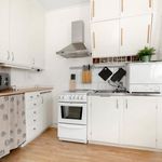 kök med rostfritt stå, parkettgolv, mikrovågsugn, ugn, kylskåp, köksfläkt, lätta bänkskivor, vita skåp, och lätt golv
