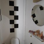 badrum med spegel och handfat