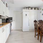 kök med parkettgolv, kylskåp, vita skåp, lätta bänkskivor, och lätt golv