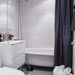 badrum med spegel, duschridå, kombinerat bad / dusch, toalett, sminkbord, och handfat