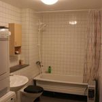 badrum med bricka / torktumlare och kombinerat bad / dusch