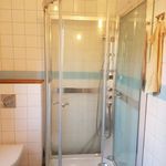 badrum med dusch och duschdörr