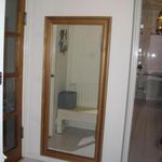 badrum med klinkergolv och spegel