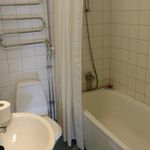 badrum med klinkergolv, handfat, duschridå, och kombinerat bad / dusch