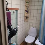 badrum med toalett och duschridå