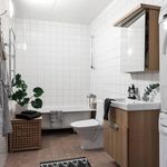 badrum med klinkergolv, bricka / torktumlare, kombinerat bad / dusch, handfat, toalett, spegel, och sminkbord