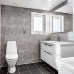 badrum med klinkergolv, naturligt ljus, bad, handfat, toalett, spegel, och sminkbord