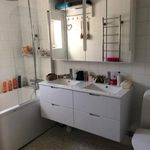badrum med naturligt ljus, spegel, kombinerat bad / dusch, toalett, sminkbord, dubbel handfat, och duschdörr