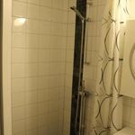 badrum med handfat och duschridå