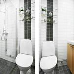 badrum med klinkergolv, spegel, dusch, toalett, sminkbord, handfat, och duschdörr