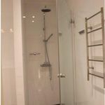 badrum med duschdörr och dusch