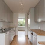 kök med parkettgolv, naturligt ljus, lätta bänkskivor, lätt golv, och vita skåp