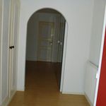 korridor med parkettgolv och radiator