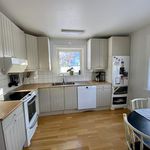 kök med parkettgolv, naturligt ljus, diskmaskin, kylskåp, köksfläkt, elektrisk ugn, lätta bänkskivor, vita skåp, och lätt golv