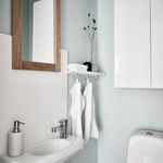 bathroom featuring washbasin and mirror