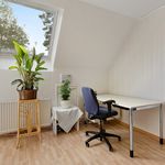 kontor med parkettgolv och naturligt ljus