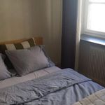 sovrum med naturligt ljus och radiator