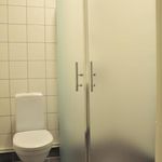 badrum med klinkergolv och toalett