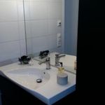 badrum med spegel, sminkbord, och handfat