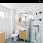 badrum med naturligt ljus, dusch, handfat, toalett, spegel, och sminkbord